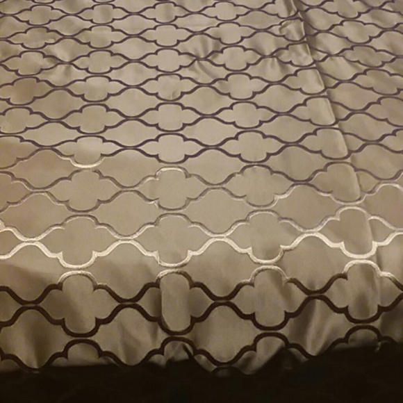 Flower Pattern Golden Tablecloth - Picture 2 of 6